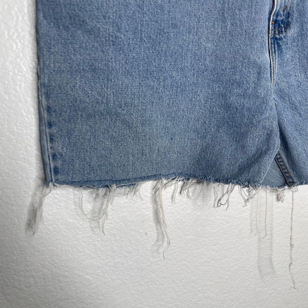 Levis 550 Vintage Relaxed Fit Light Wash Denim Cutoff Shorts Mens 40 Raw Hem - Picture 9 of 14